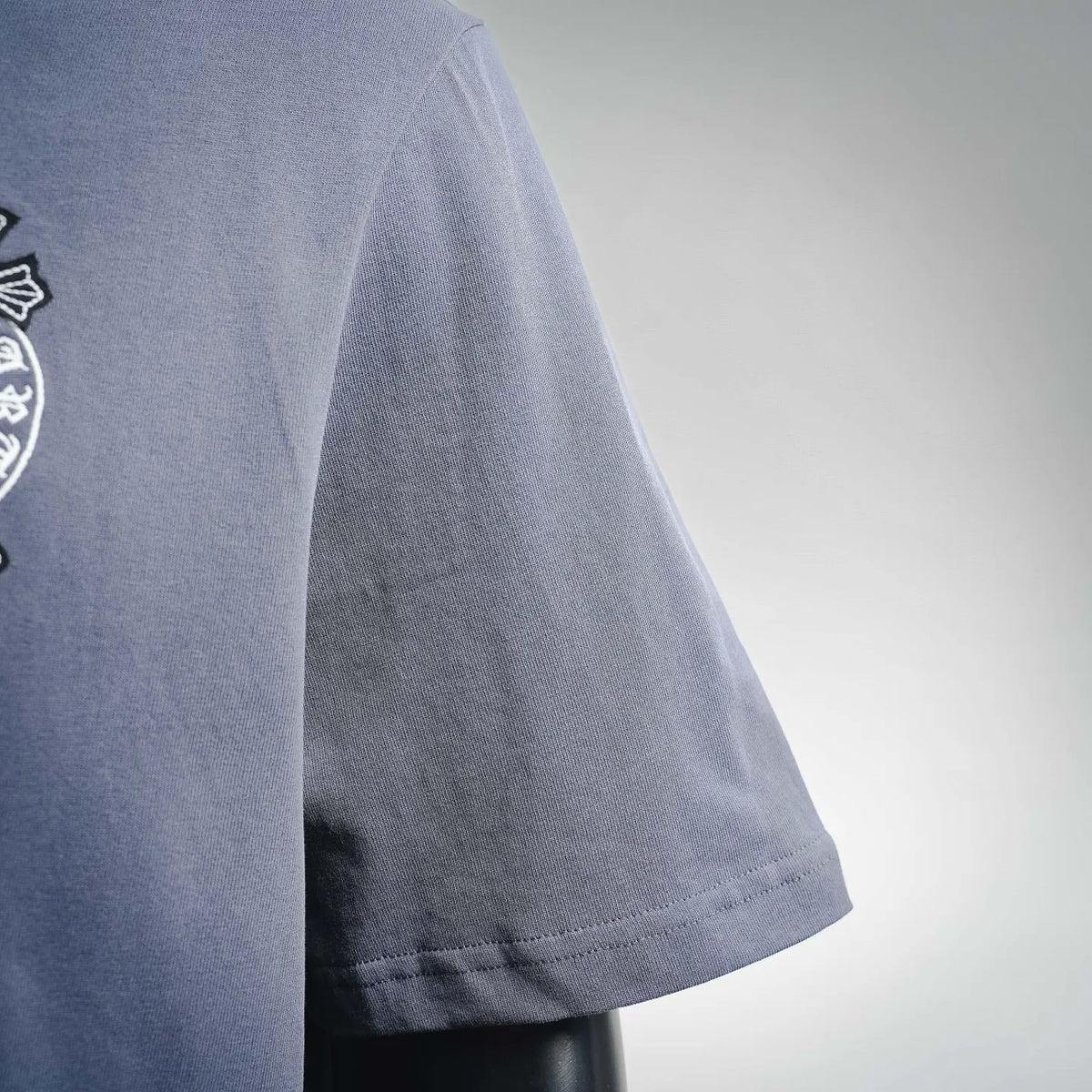 Blue short-sleeve t-shirt hem and side seam detail