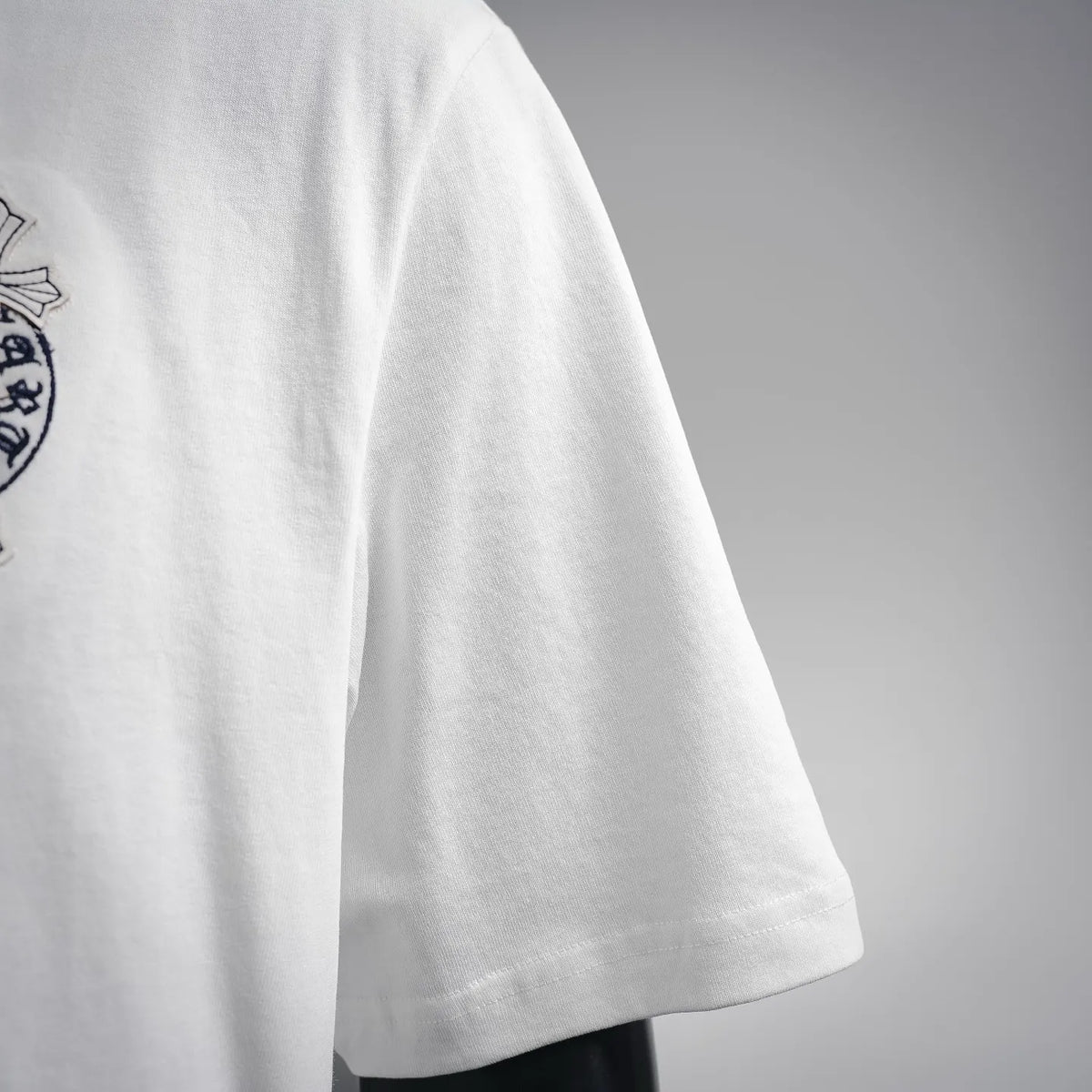 White short-sleeve T-shirt with smooth side panel and straight hem