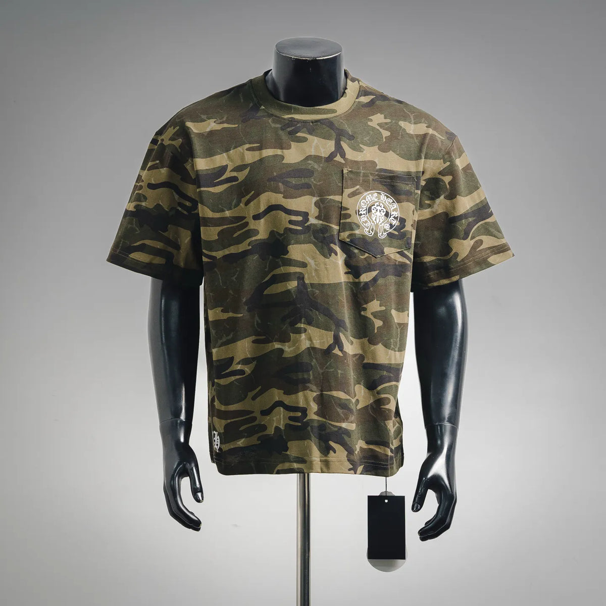 Camouflage short-sleeve T-shirt with front crest graphic on chest