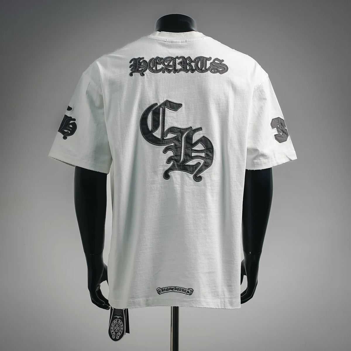 White graphic T-shirt with back logo print and short sleeves