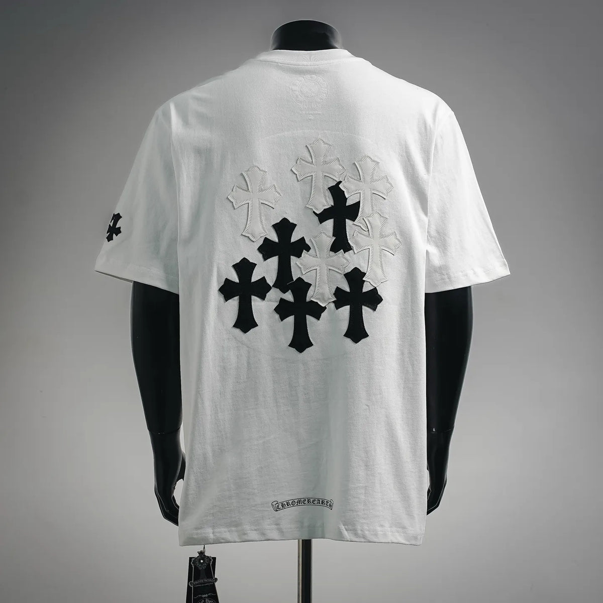 White short-sleeve T-shirt with large back cross graphic