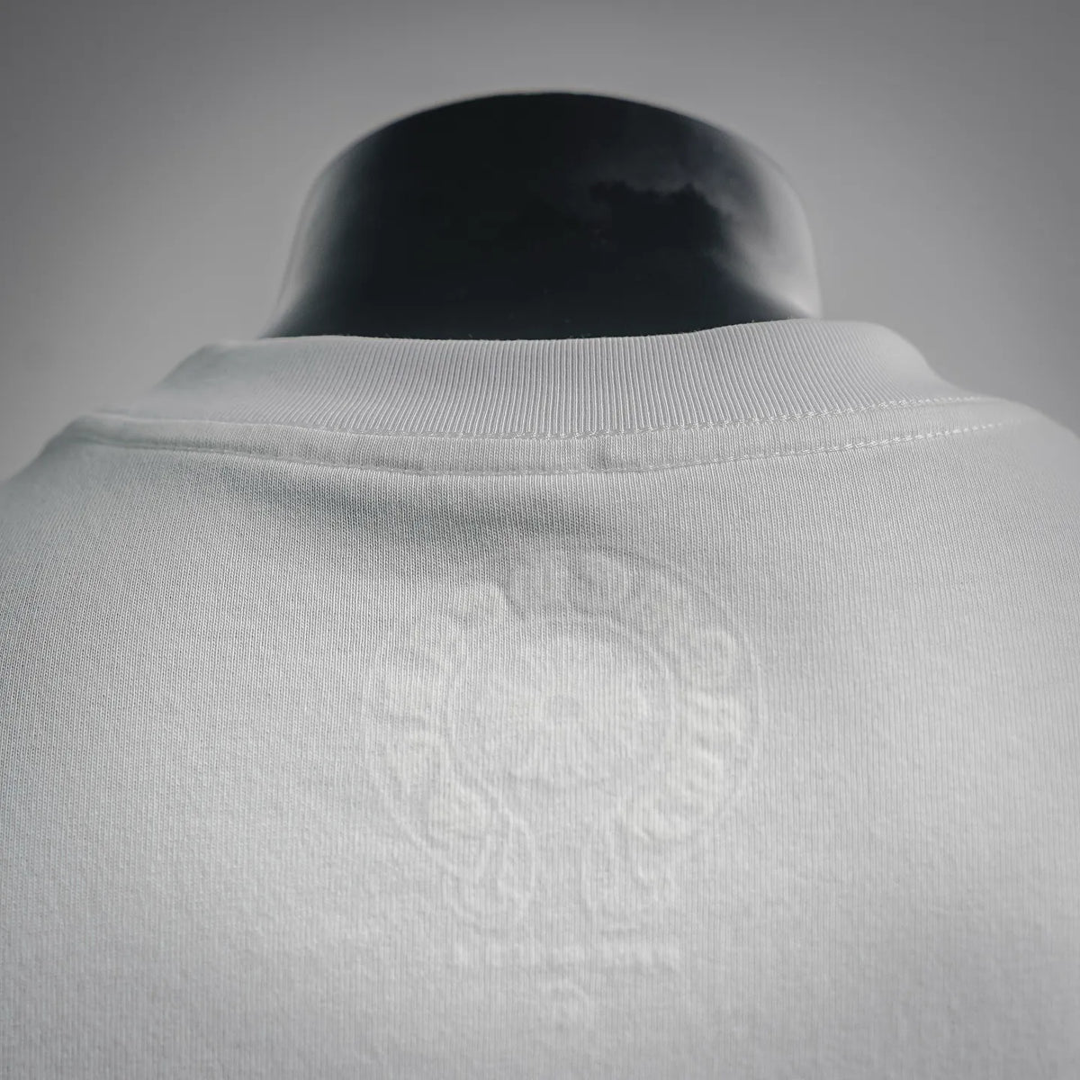 White T-shirt crew neck and ribbed collar with embossed back logo