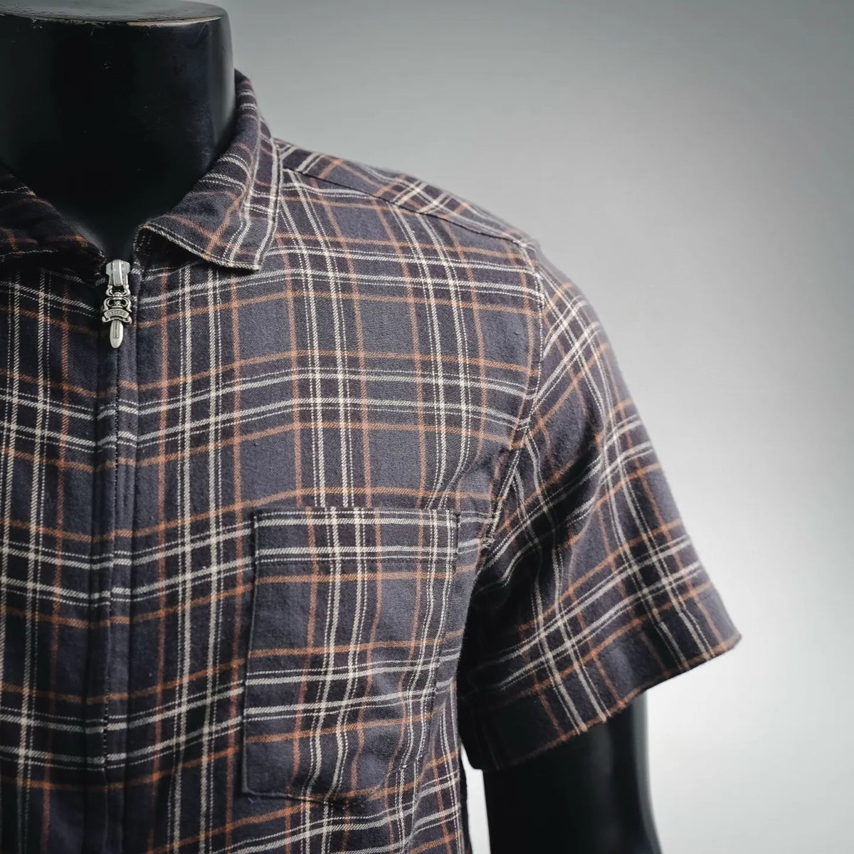 Plaid short-sleeve zip shirt with stand collar, dark checks and chest pocket