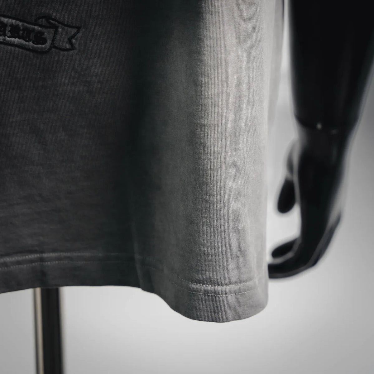 Gray short-sleeve T-shirt lower hem and stitched sleeve edge