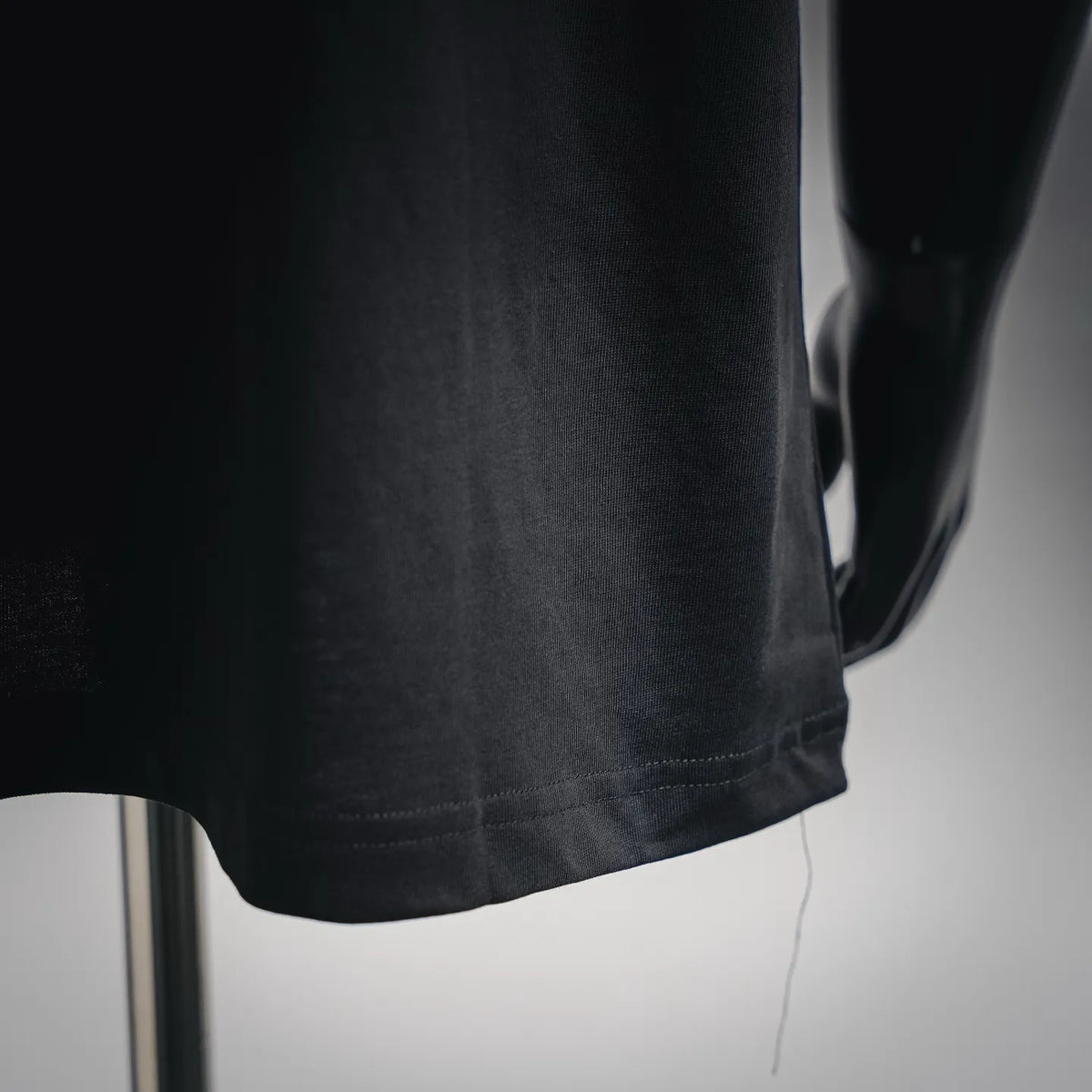 Black short-sleeve T-shirt bottom hem stitching and side drape