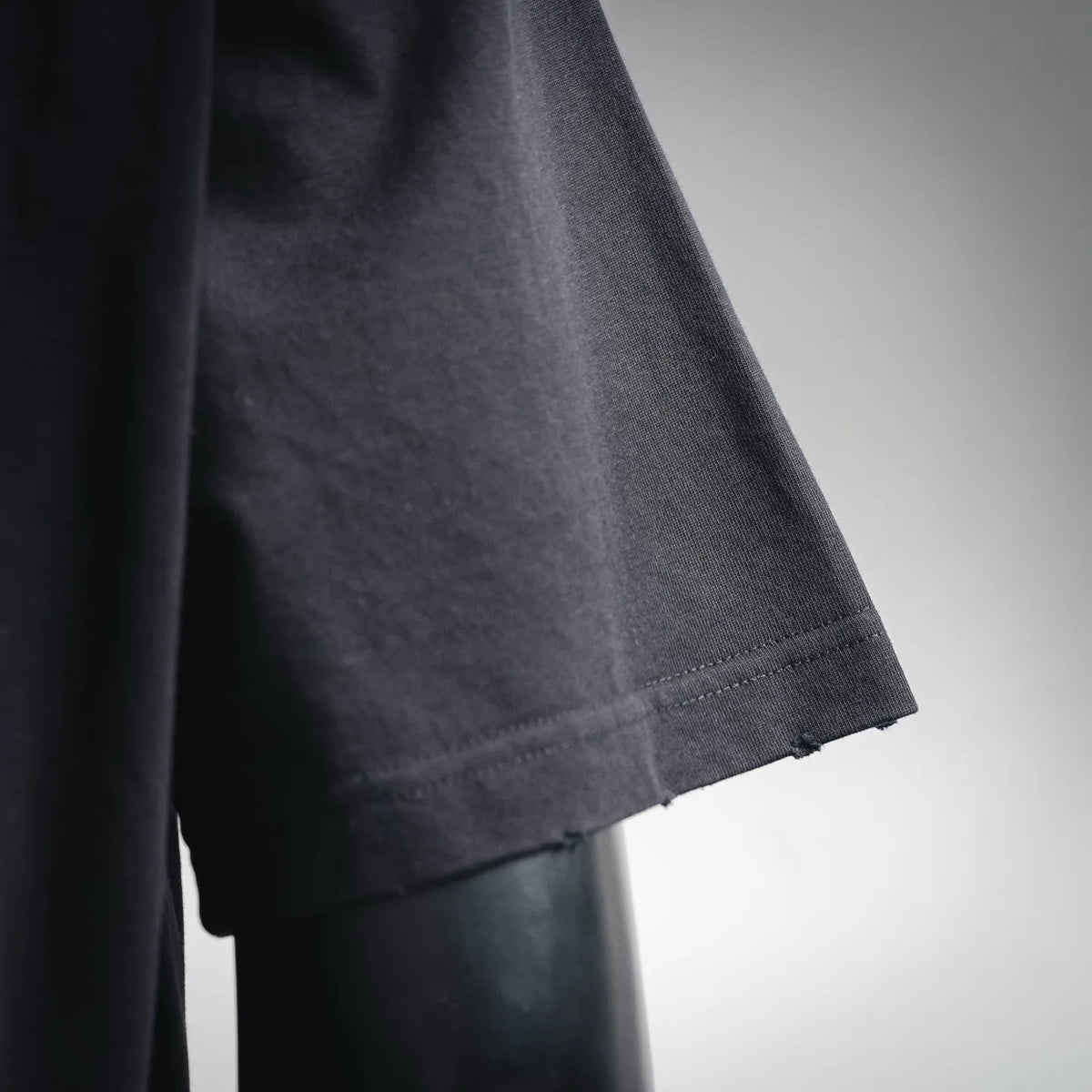 Black short-sleeve T-shirt sleeve with stitched hem