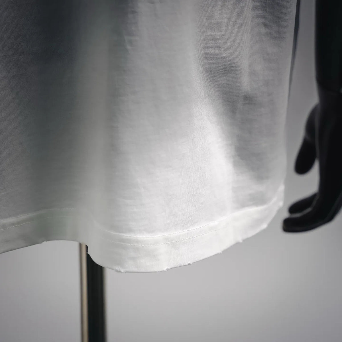 White T-shirt hem with straight bottom edge and side seam