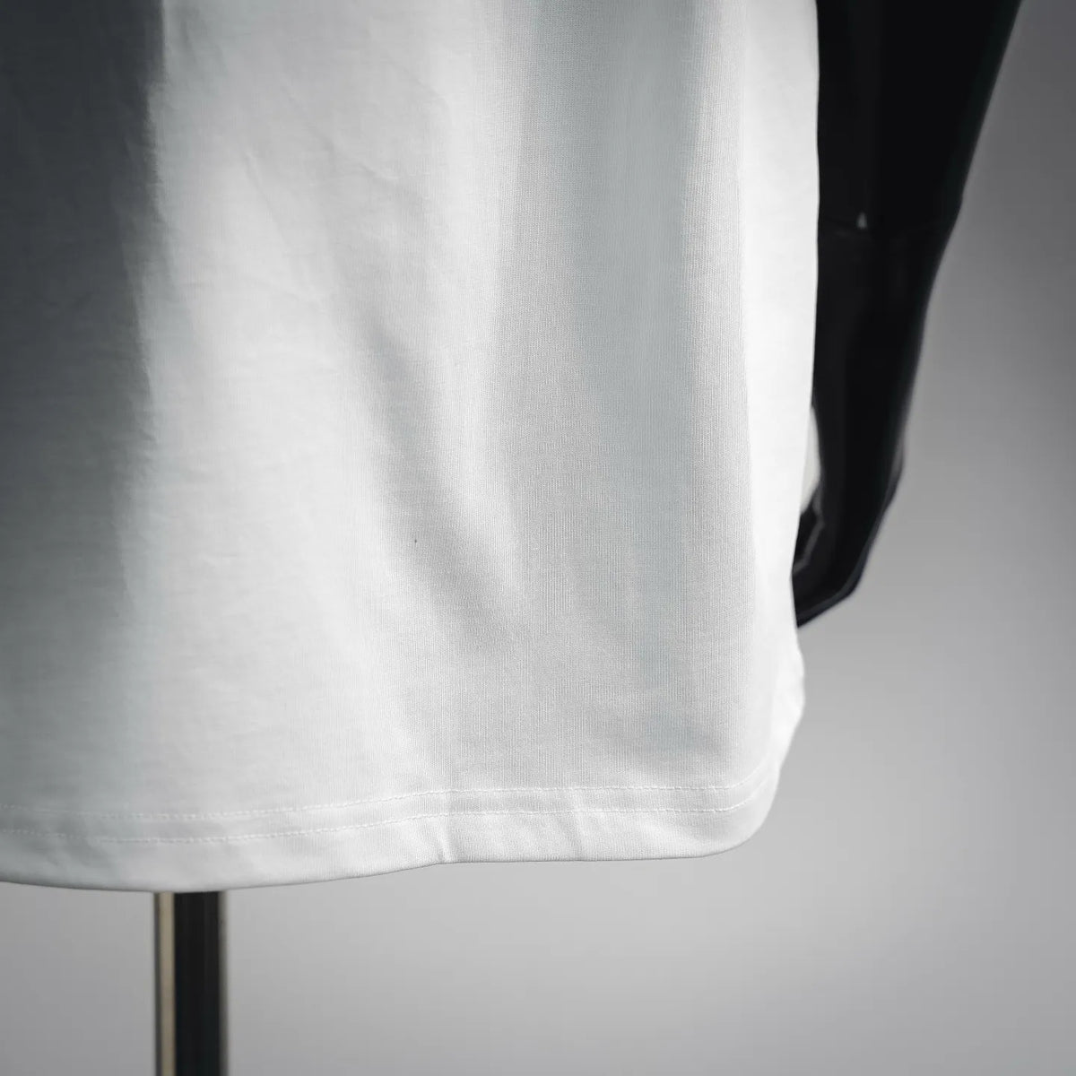 White T-shirt with straight hem and short sleeves