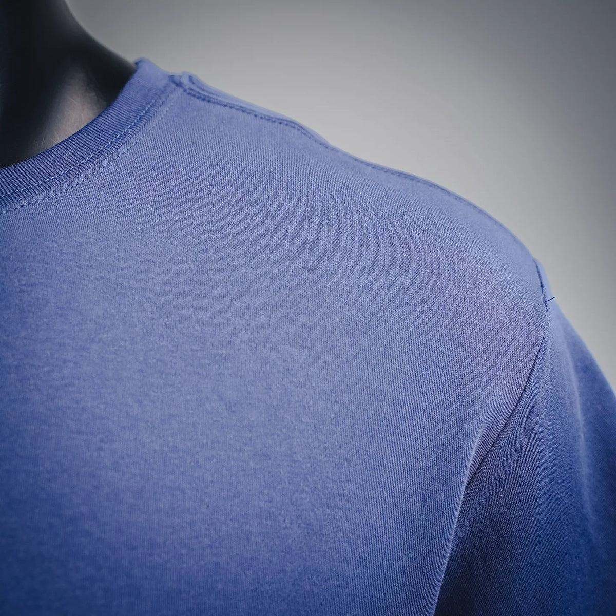 Blue Dior short-sleeve T-shirt close-up of shoulder and sleeve