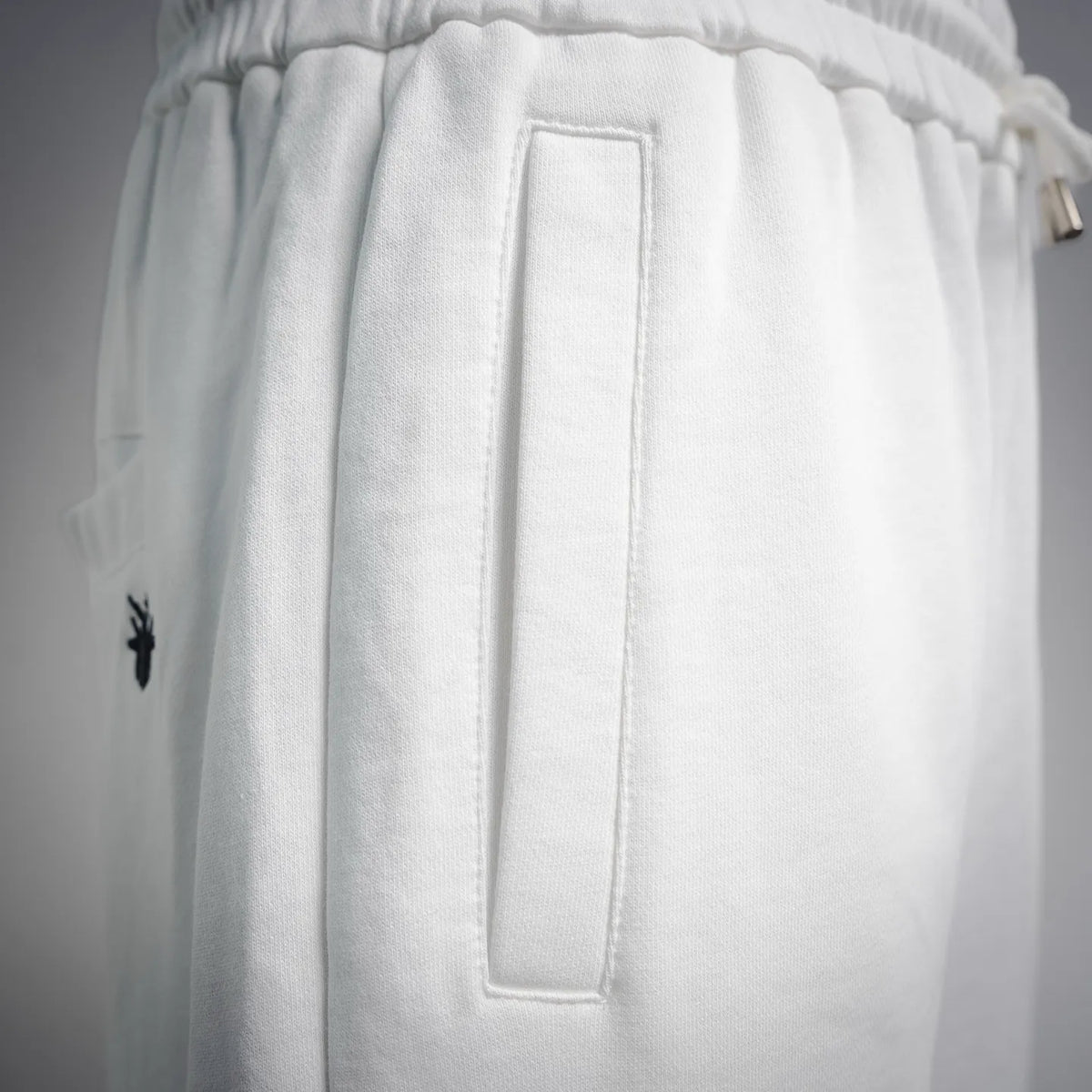 White shorts side pocket with rectangular stitched trim