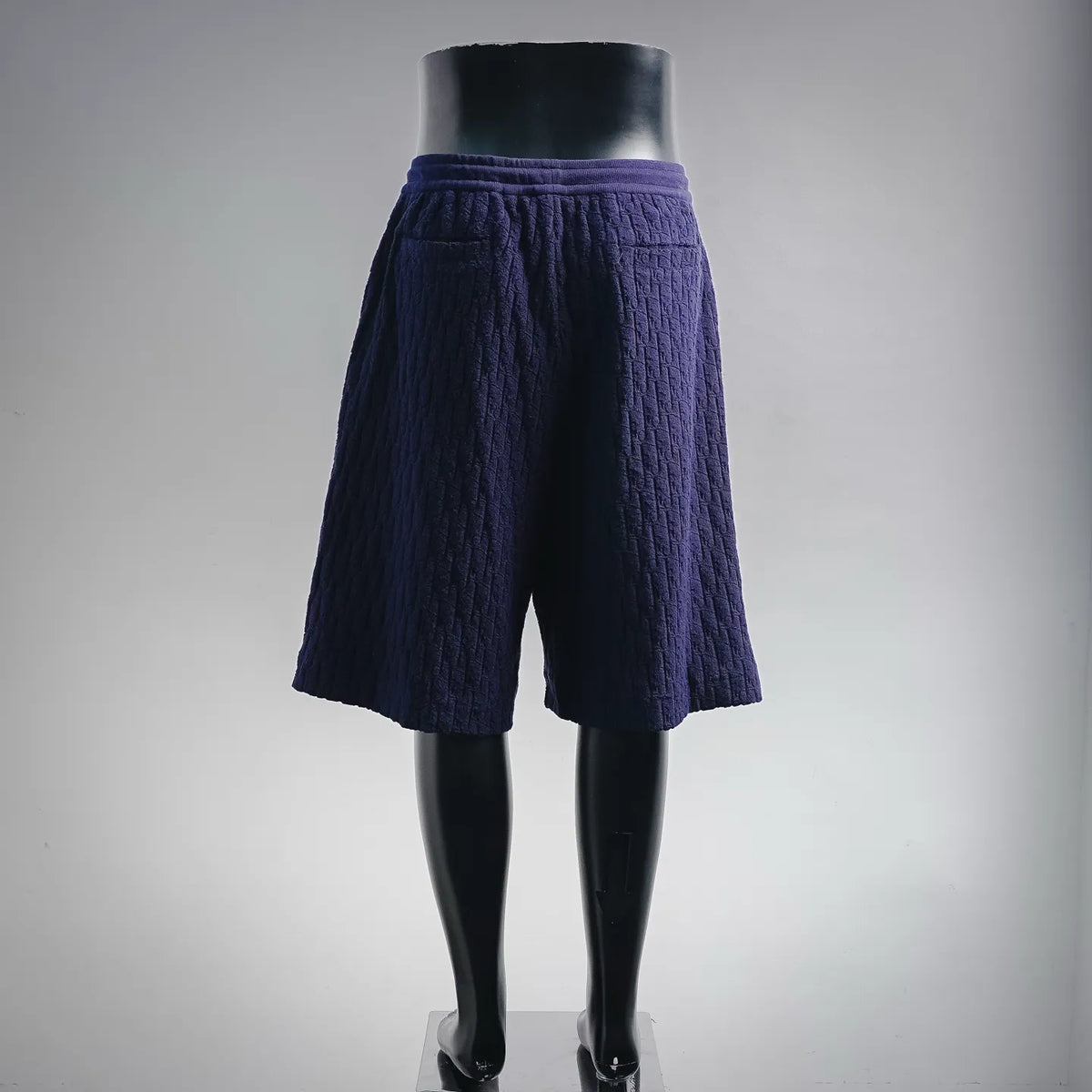 Dark blue textured shorts with elastic waist and slightly flared hem