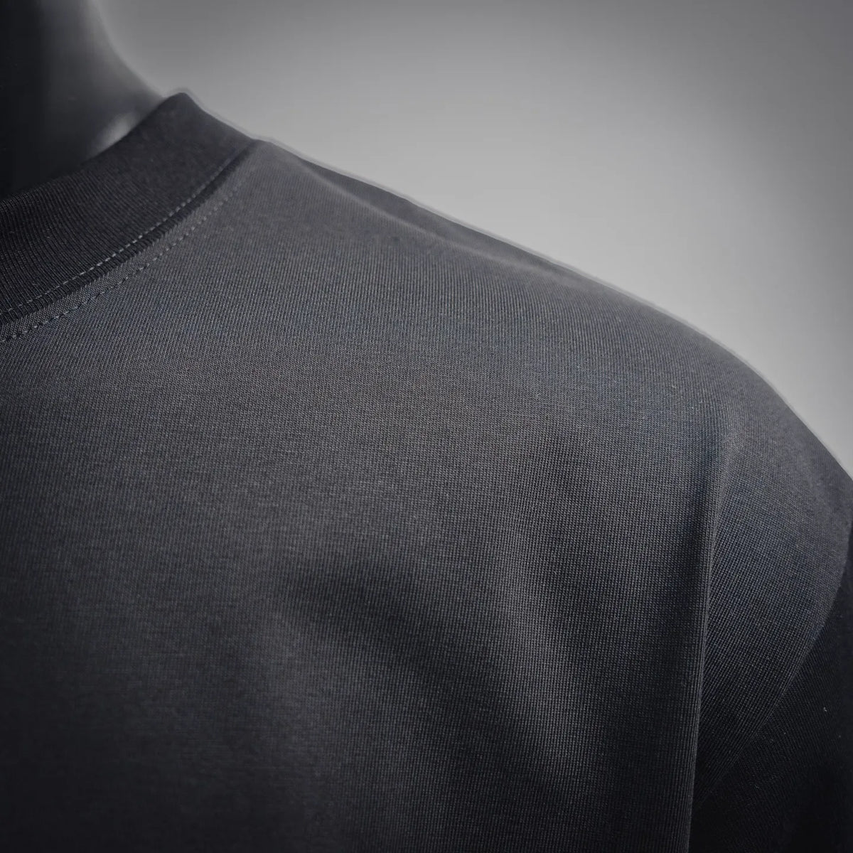 Dark short-sleeve T-shirt side seam and shoulder panel detail
