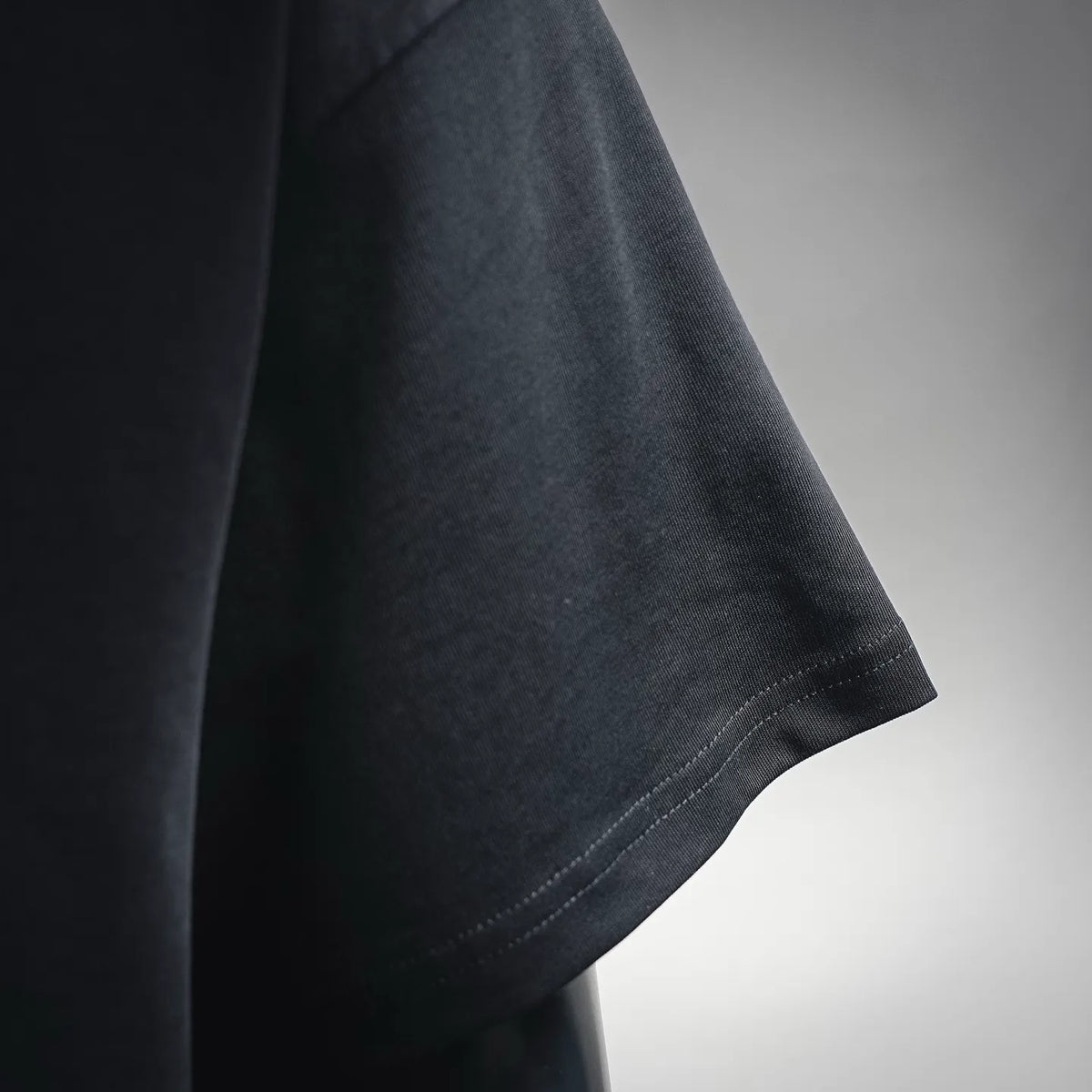Black short-sleeve T-shirt sleeve with stitched hem