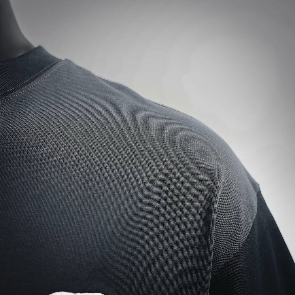 Black short-sleeve T-shirt shoulder and knit texture detail