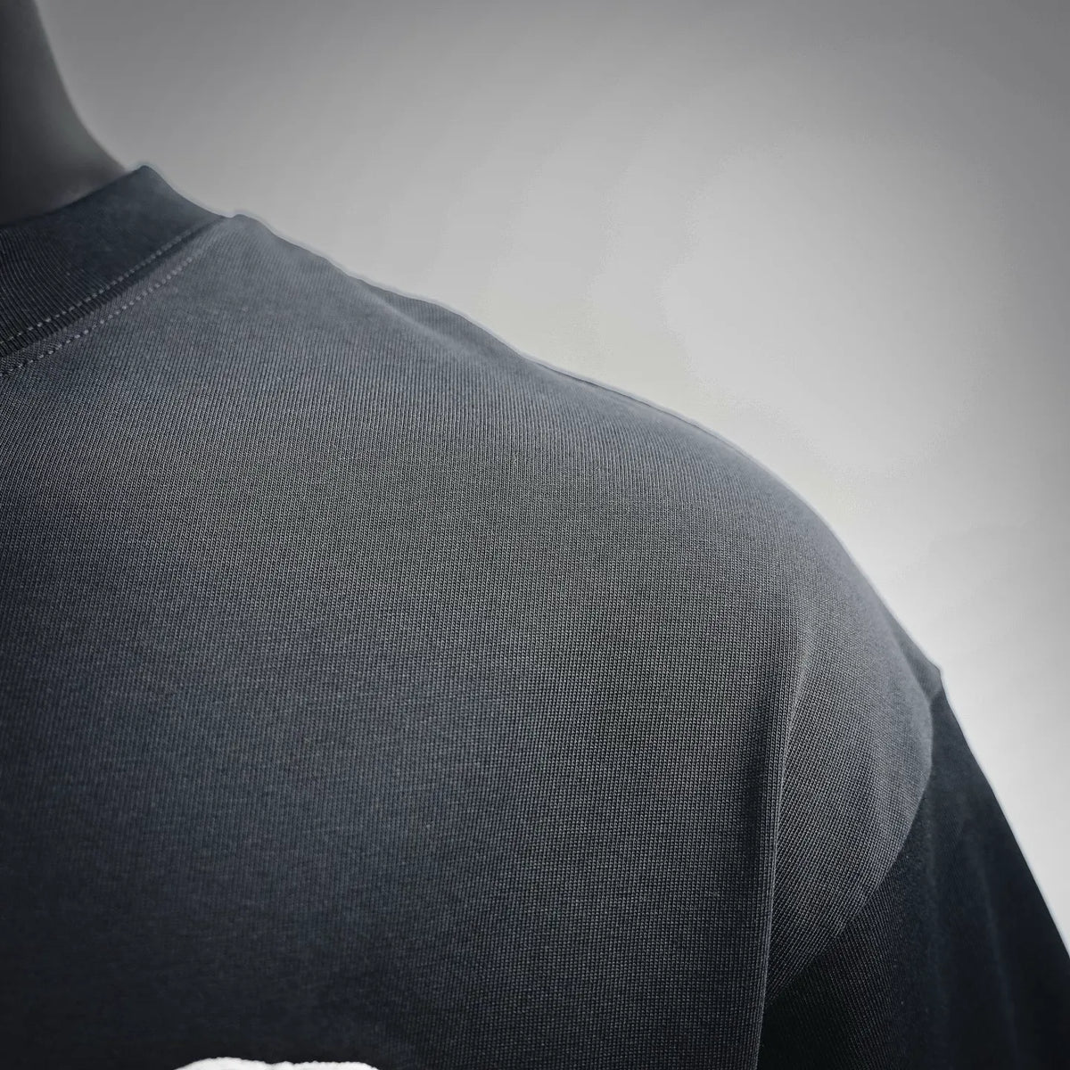 Black short-sleeve T-shirt shoulder and knit texture detail