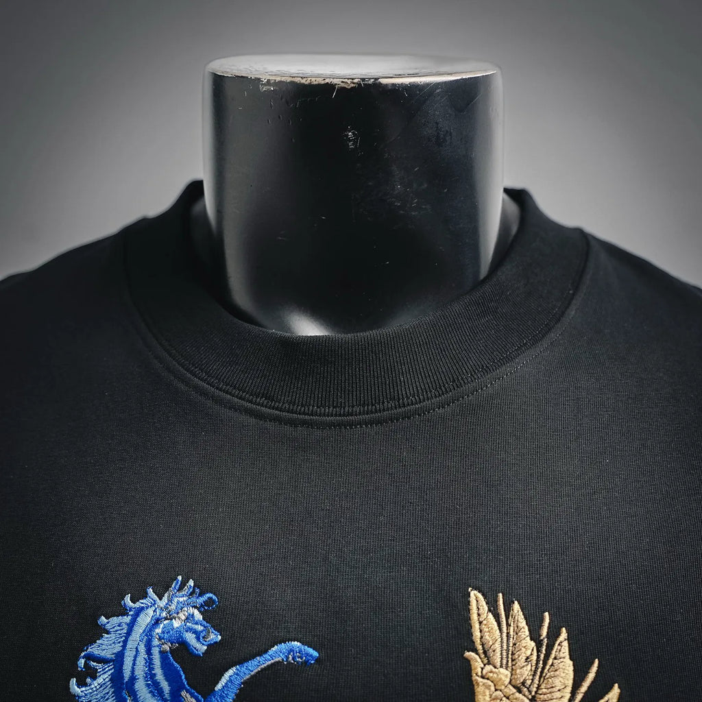 Black short-sleeve T-shirt neckline with ribbed collar and partial crest embroidery