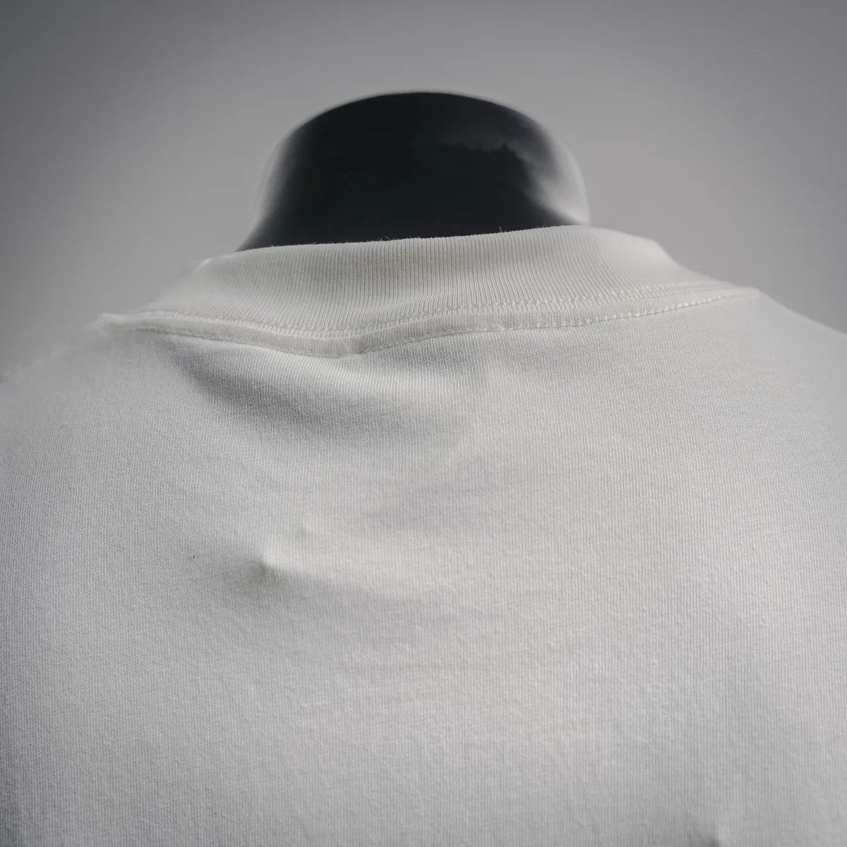 Dior white short-sleeve T-shirt back neckline close-up, ribbed collar detail