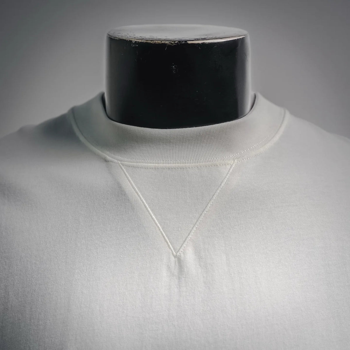 Dior white short-sleeve T-shirt front neckline close-up, V-shaped seam