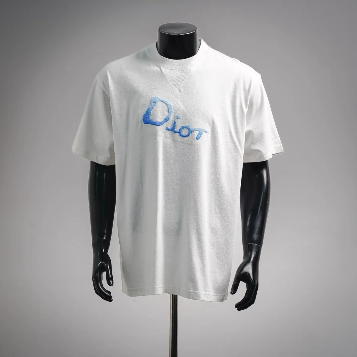 White short-sleeve T-shirt with blue 'Dior' chest embroidery