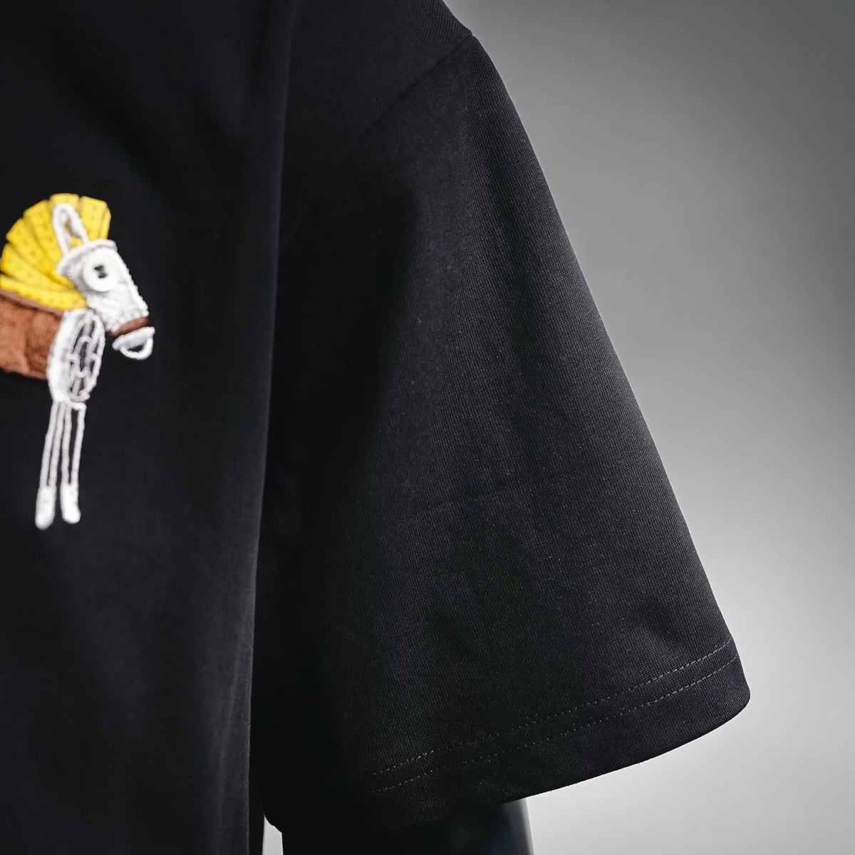 Black short-sleeve T-shirt with straight hem and visible side seam