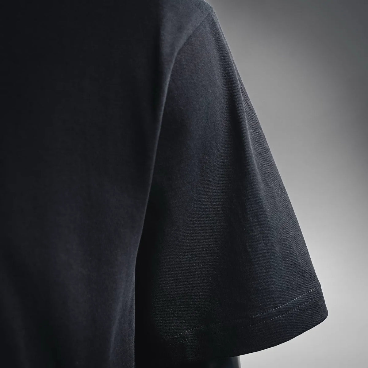 Dior T-shirt sleeve and side hem stitching, dark fabric, short sleeve cut