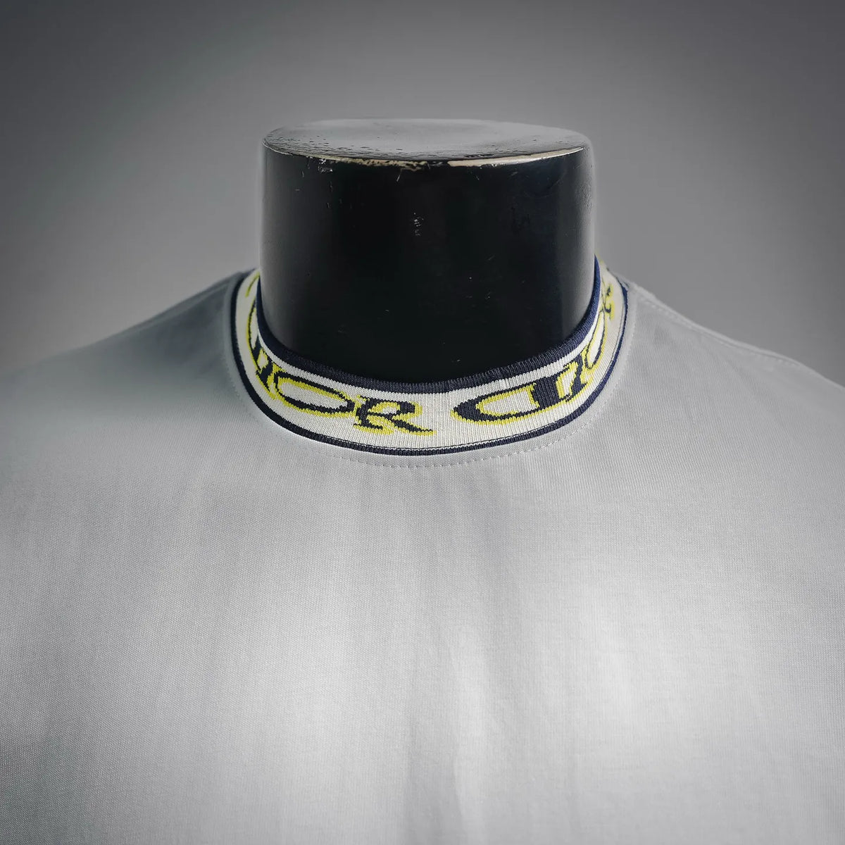 White short-sleeve T-shirt with striped crew neck collar trim