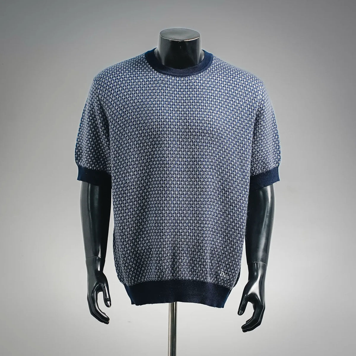 Men's short-sleeve crewneck sweater, blue and white knit houndstooth pattern, ribbed hem