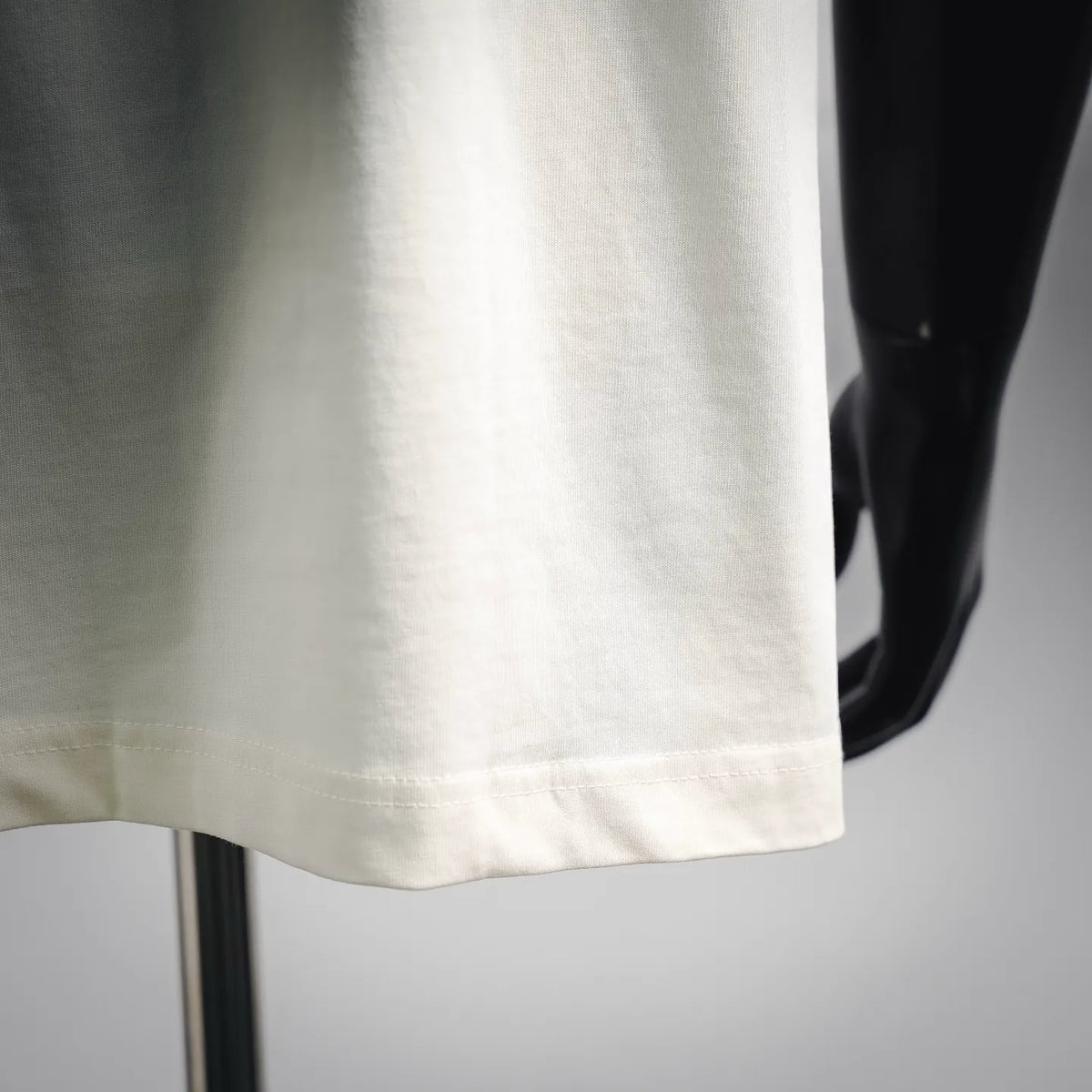 White Dior short-sleeve T-shirt hem close-up