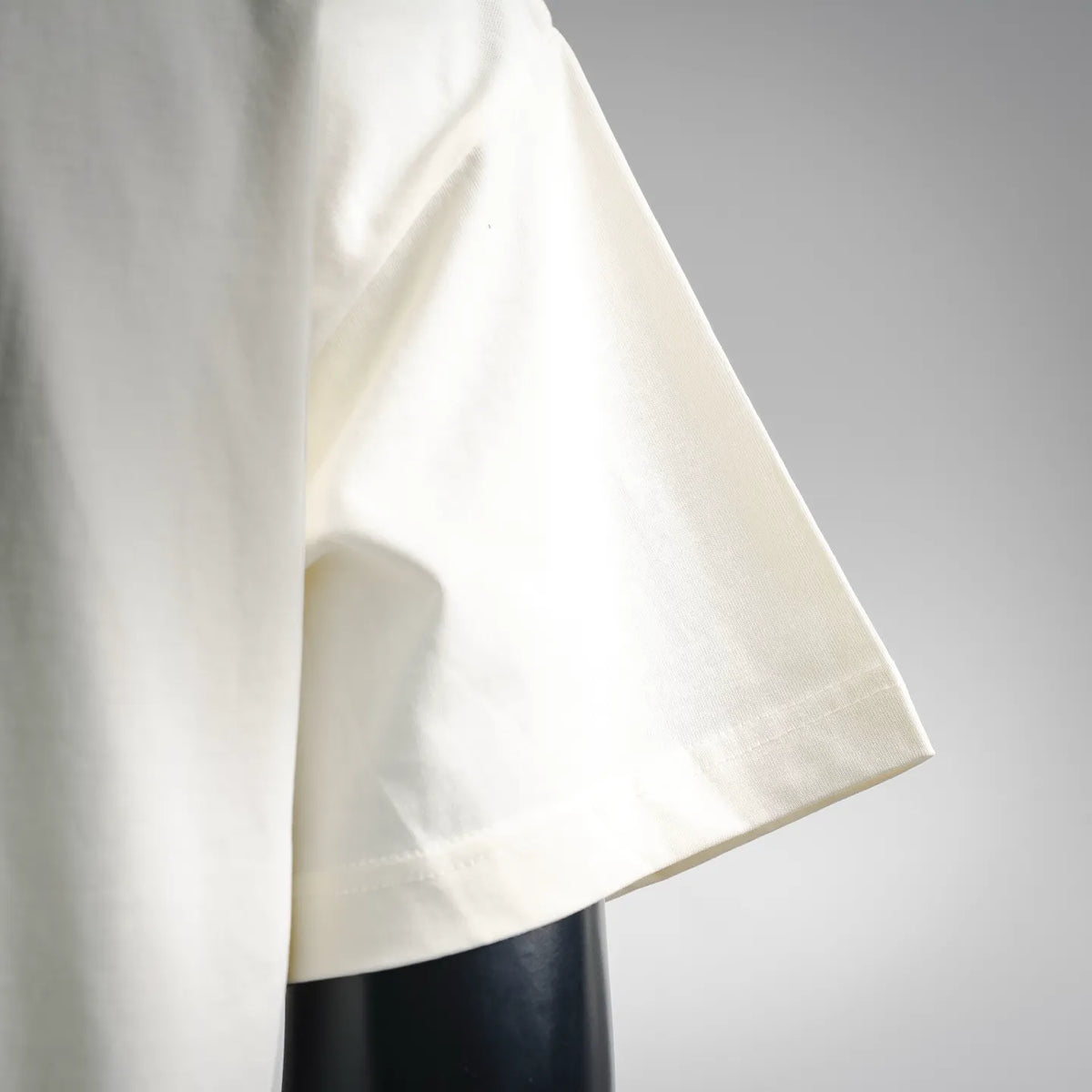 White Dior short-sleeve T-shirt sleeve close-up