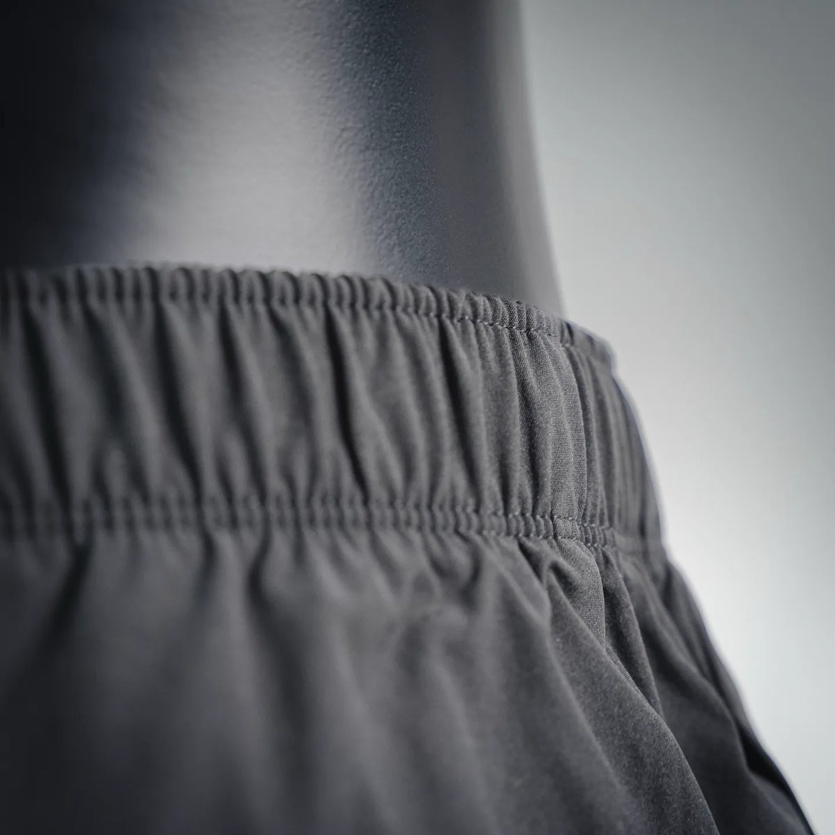 Elastic waistband with gathered texture on black shorts