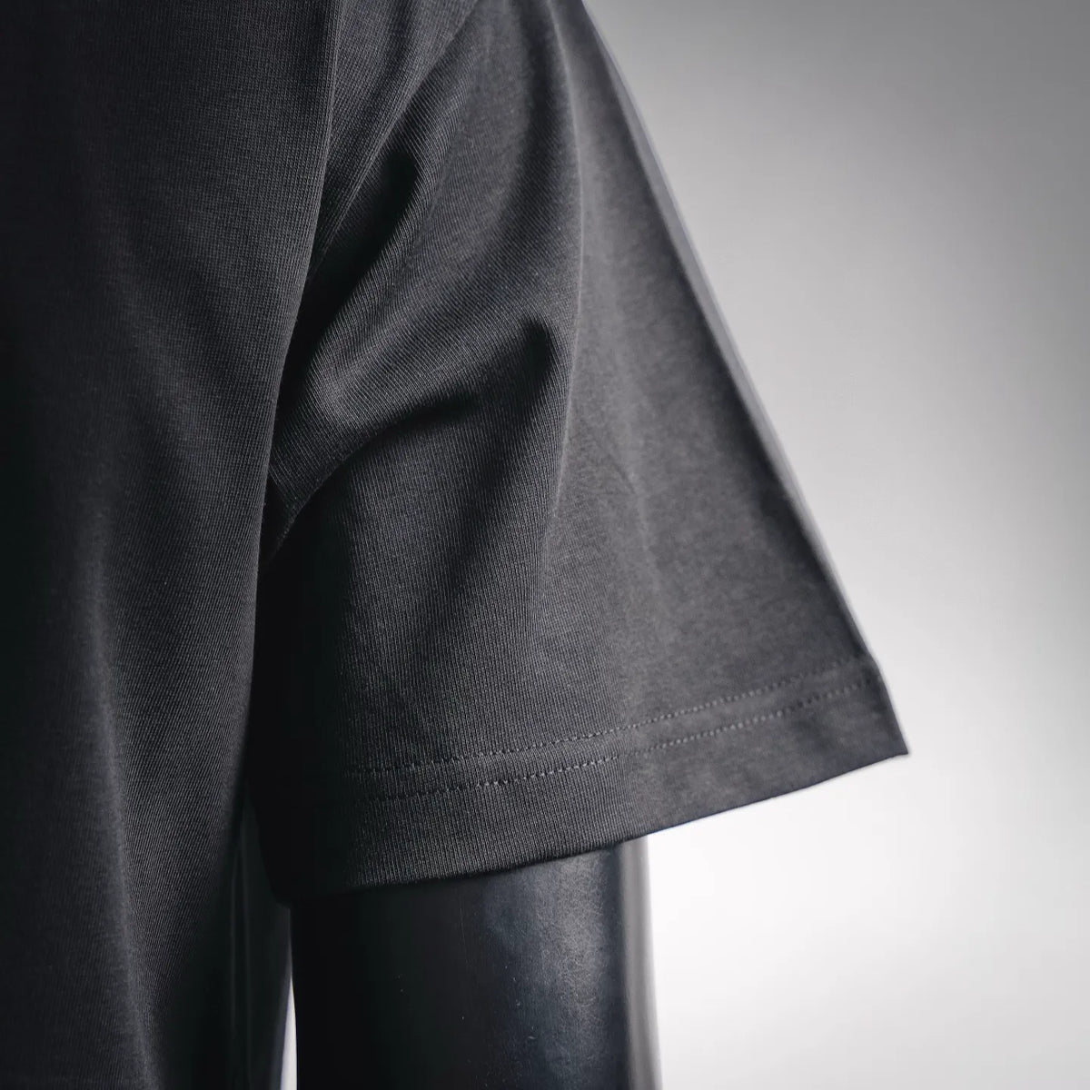 Black short-sleeve T-shirt sleeve seam detail