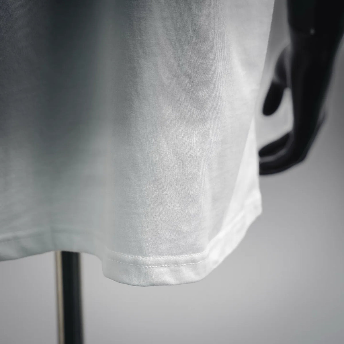 White T-shirt with straight hem and stitched sleeve cuff