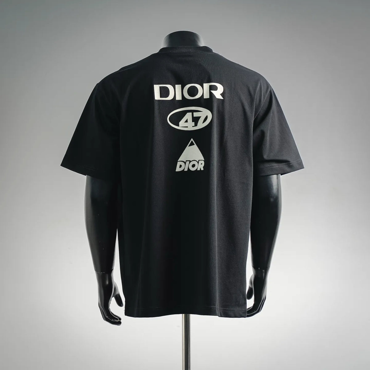 Dior short-sleeve T-shirt on mannequin, back view with DIOR 47 graphic and DIOR mark.