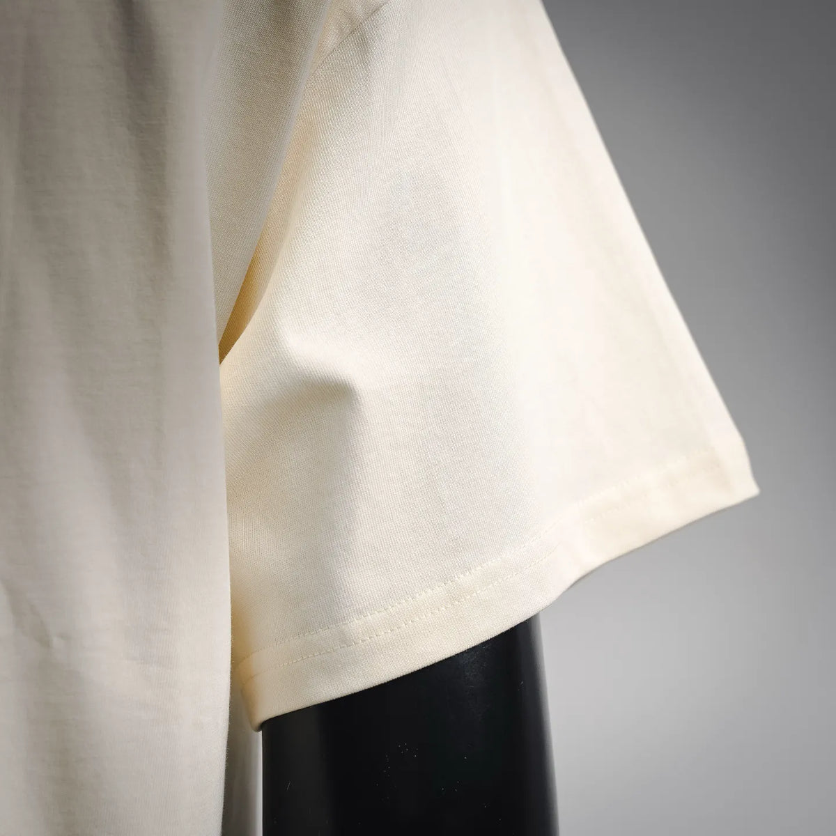 Cream Dior short-sleeve T-shirt side view with straight hem and relaxed fit