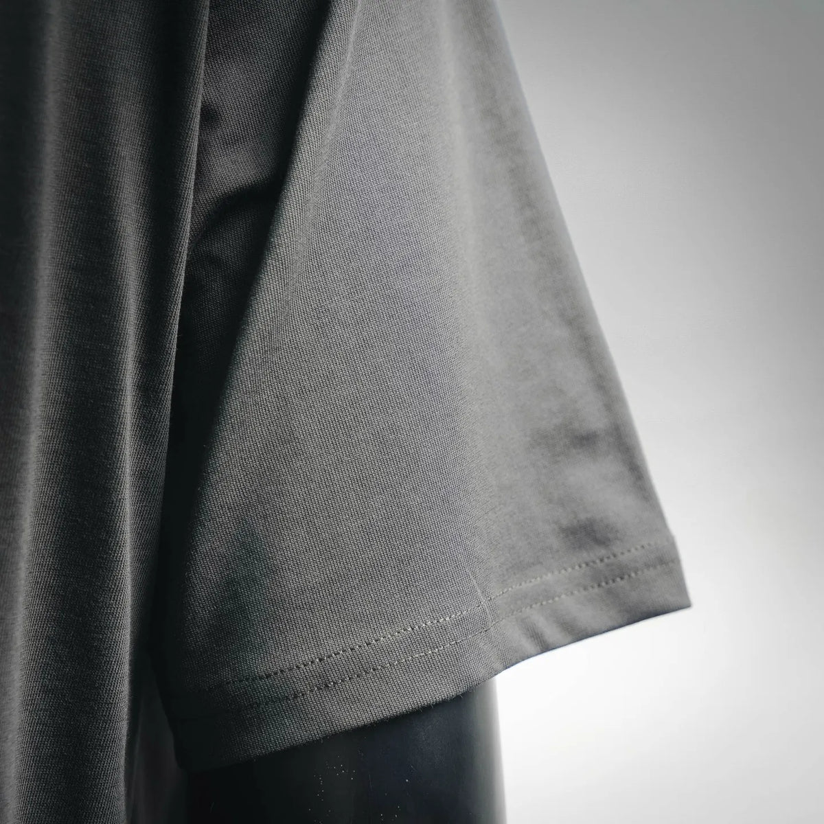 Dior dark gray T-shirt side seam and hem edge