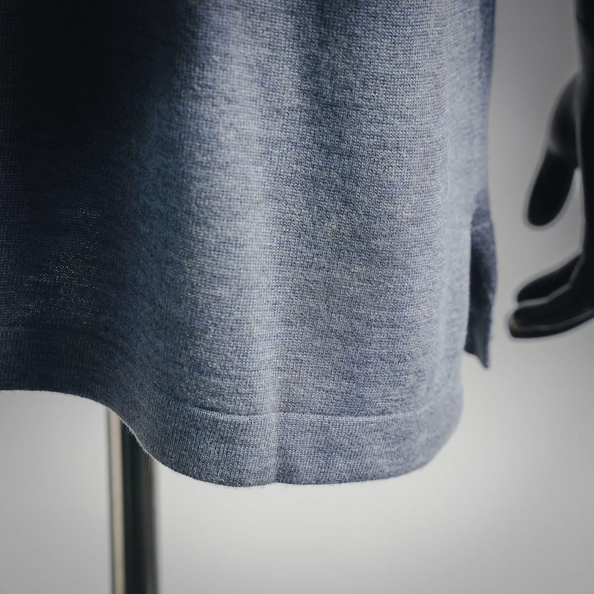 Heather blue short-sleeve T-shirt hem with ribbed knit edge detail