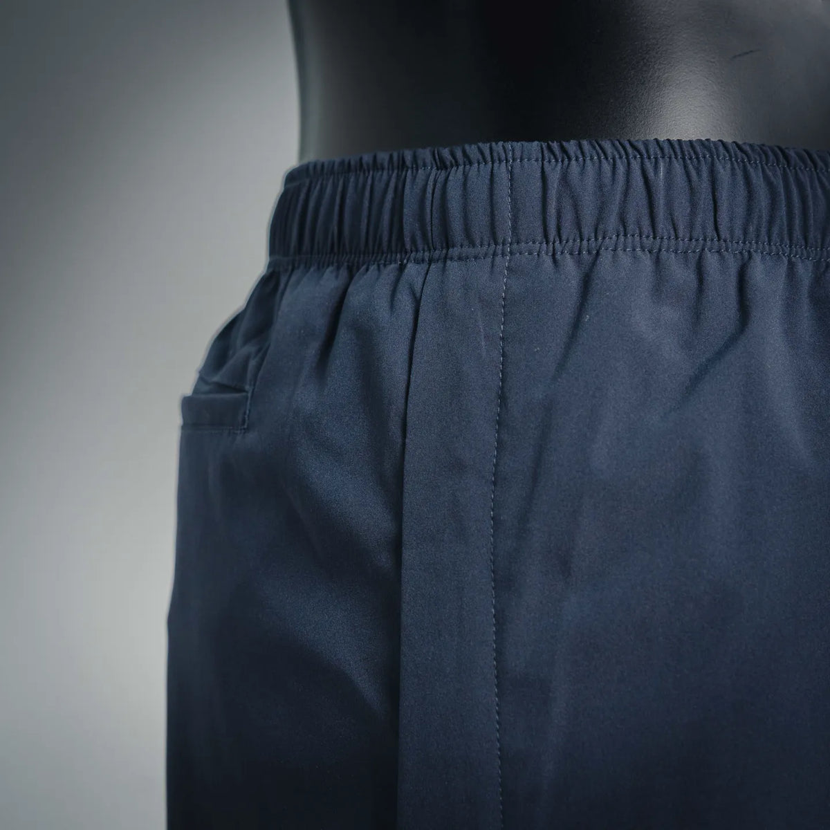 Dark blue pants with elastic waistband and stitched front crease