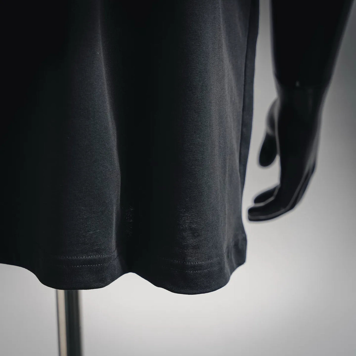 Black T-shirt hem and lower side seam, short-sleeve style