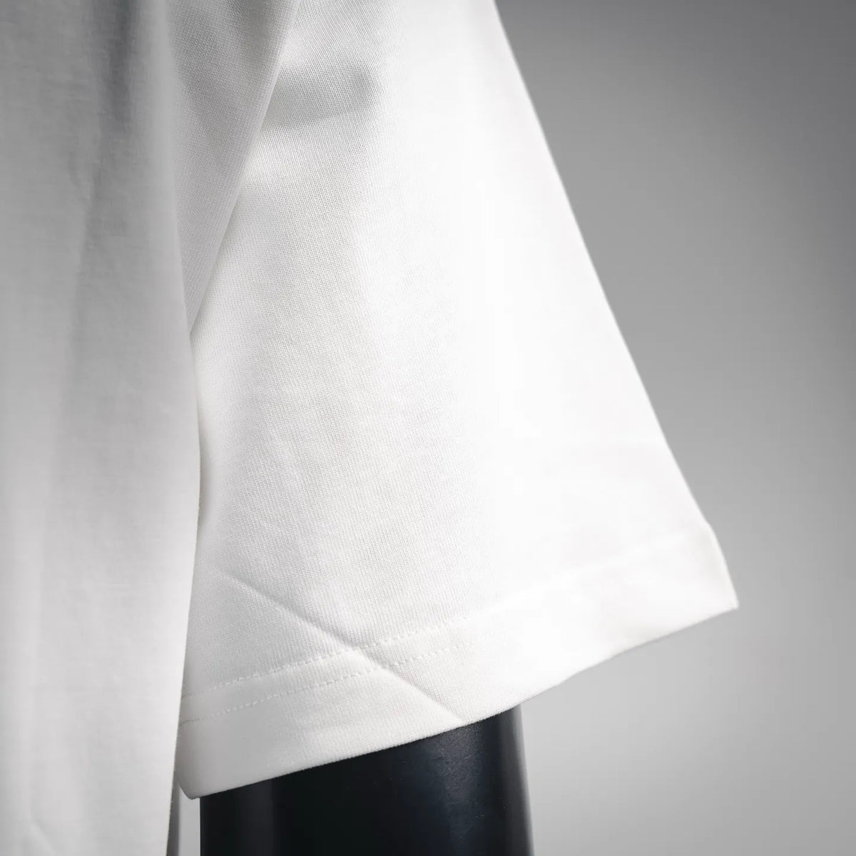 White short-sleeve T-shirt fabric with side seam and hem stitching