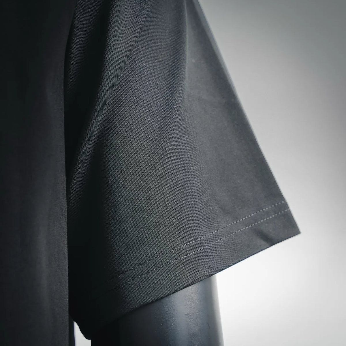 Dior short-sleeve T-shirt sleeve hem detail in dark gray with neat stitching