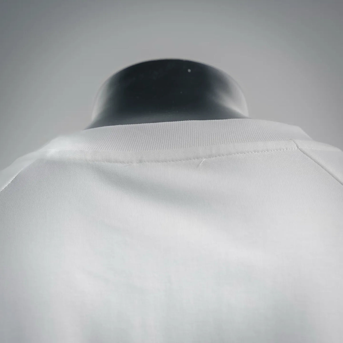 White short-sleeve T-shirt neckline with ribbed collar