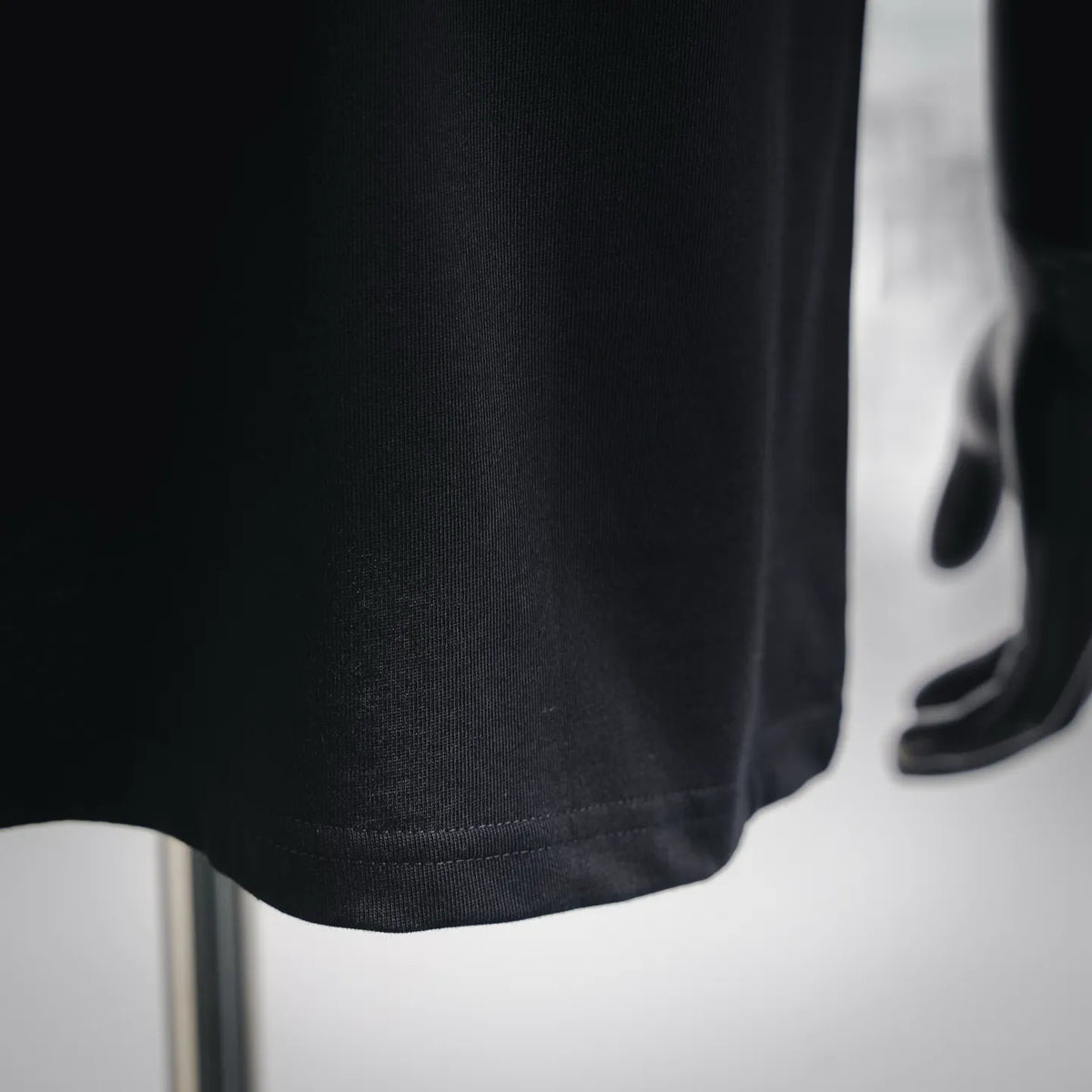 Dior black short-sleeve T-shirt hem with stitched bottom edge