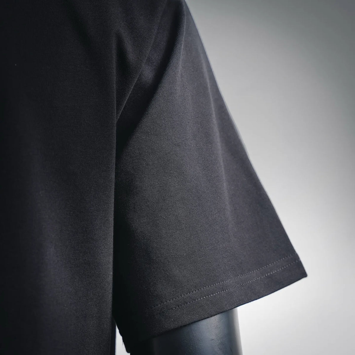 Dior black short-sleeve T-shirt sleeve cuff with stitched hem