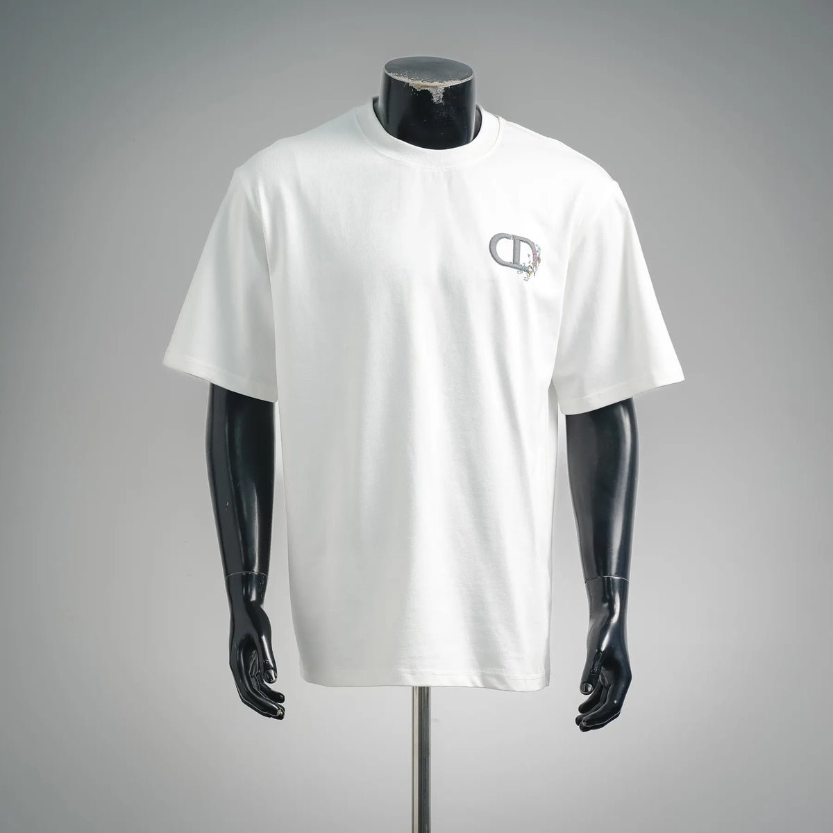 Dior white short-sleeve T-shirt with small embroidered logo on the chest