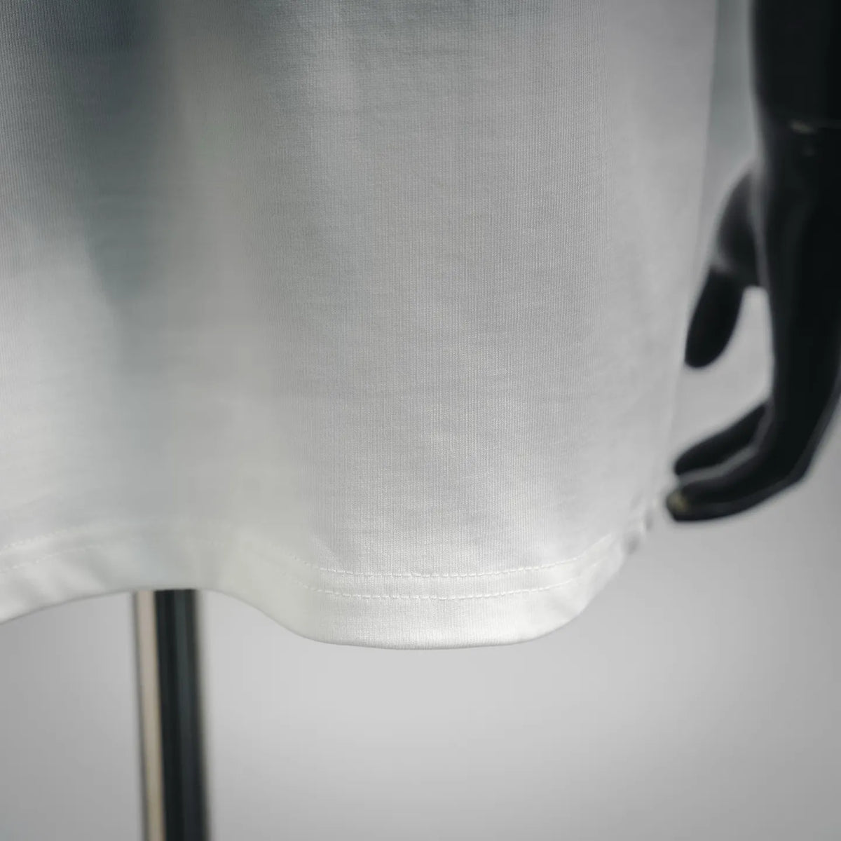 Dior white short-sleeve T-shirt hem detail with neat stitching