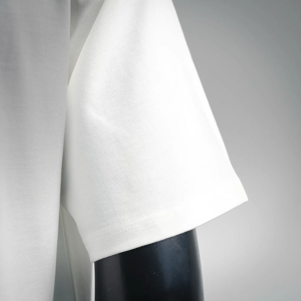 Dior white short-sleeve T-shirt sleeve and curved hem view