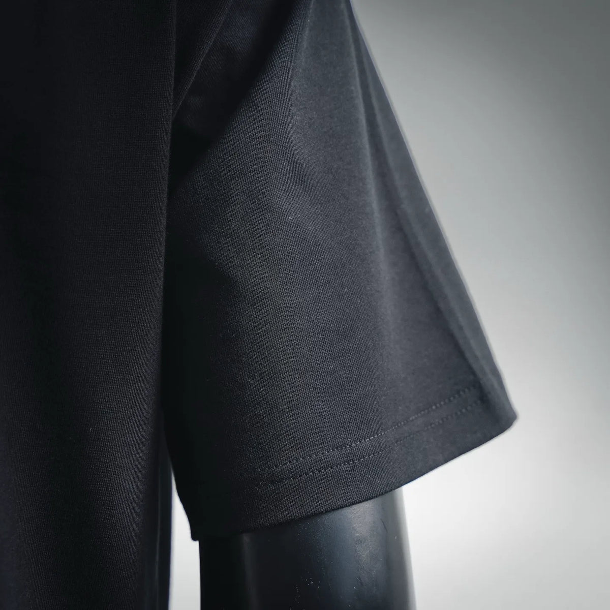 Black short-sleeve T-shirt sleeve with stitched cuff edge