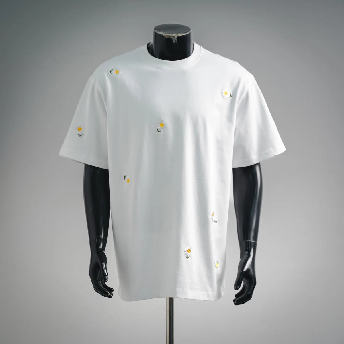 White short-sleeve T-shirt with small yellow daisy embroidery, crew neck