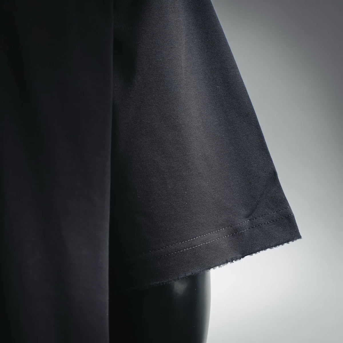 Black T-shirt short sleeve and curved hem stitching detail