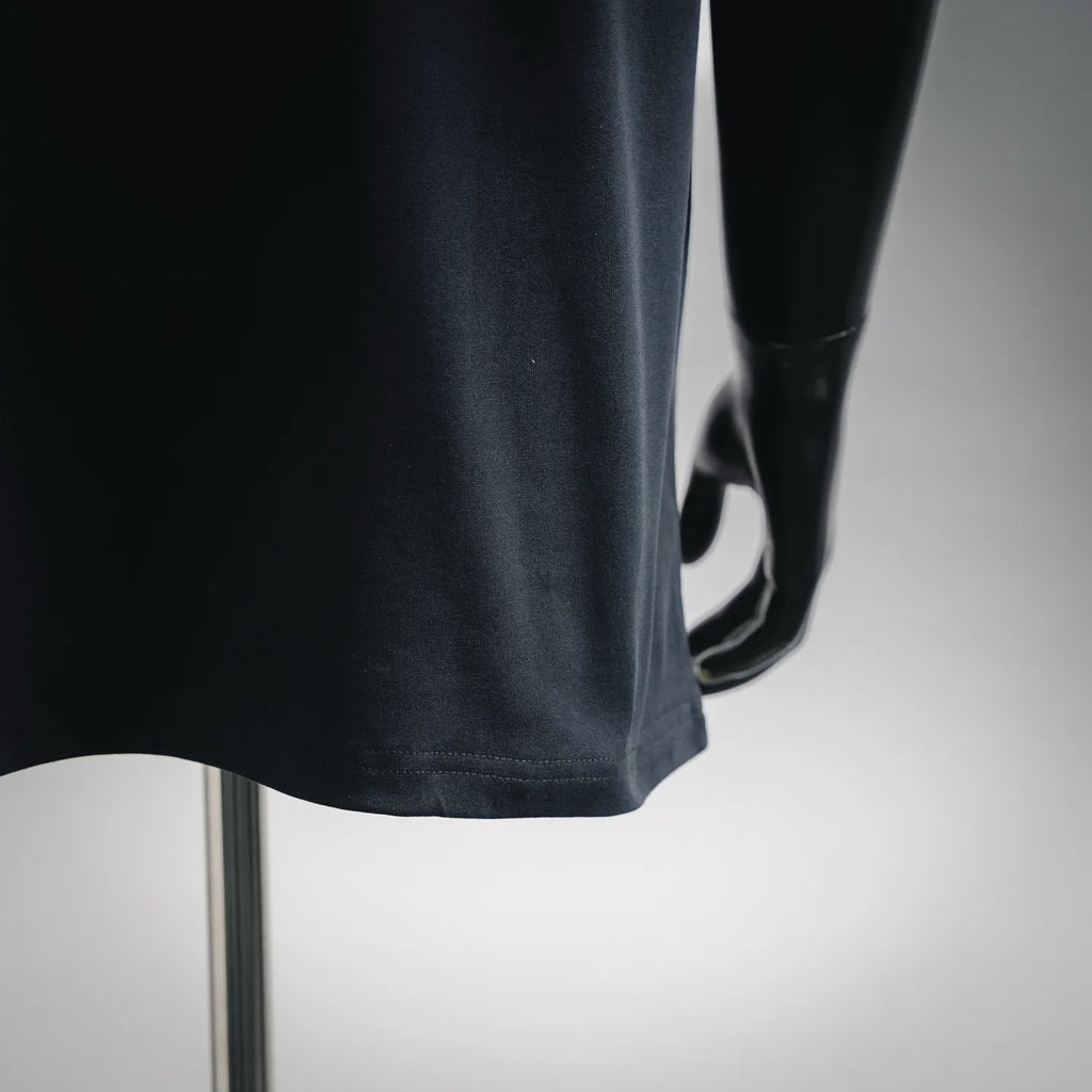 Dark short-sleeve T-shirt hem and arm opening, flat fabric